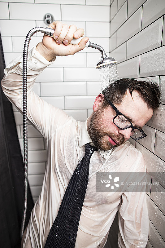 站在淋浴墙边戴眼镜的男人肖像图片素材