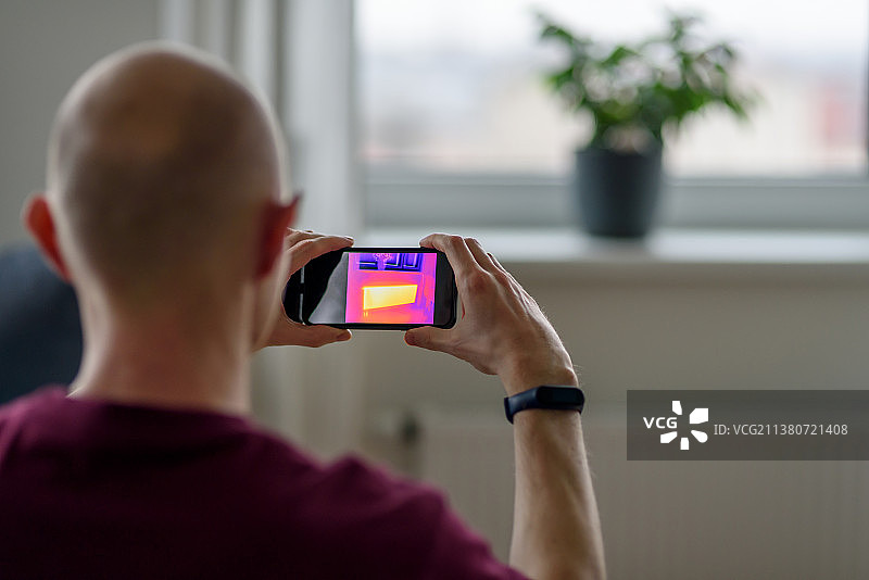 在爱沙尼亚塔林对公寓进行热扫描的人图片素材