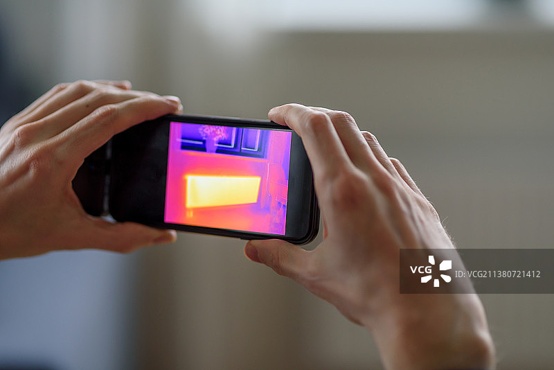 在爱沙尼亚塔林对公寓进行热扫描的人图片素材