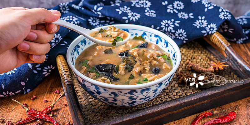 一碗河南特色小吃郑州美食胡辣汤图片素材
