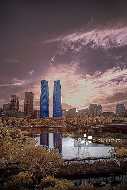 《余晖印双塔》     ——红外摄影 傍晚时分，落日的余晖，在红外的光影下，显得特别。图片素材