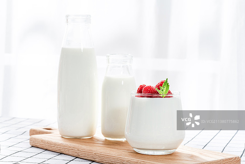 桌子上的树莓酸奶和牛奶图片素材