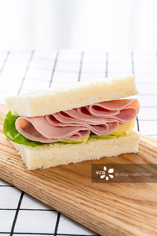 桌子上的三明治早餐图片素材