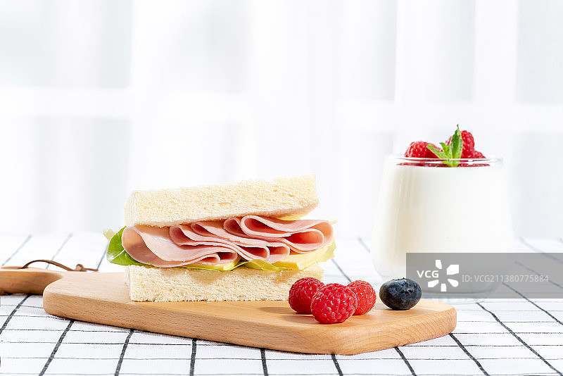 桌子上的营养早餐图片素材