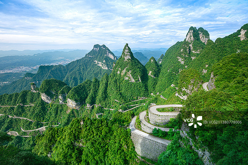 湖南张家界天门山盘山公路高视角俯拍，层层叠叠的180度发卡弯，似飘带环绕山腰间图片素材