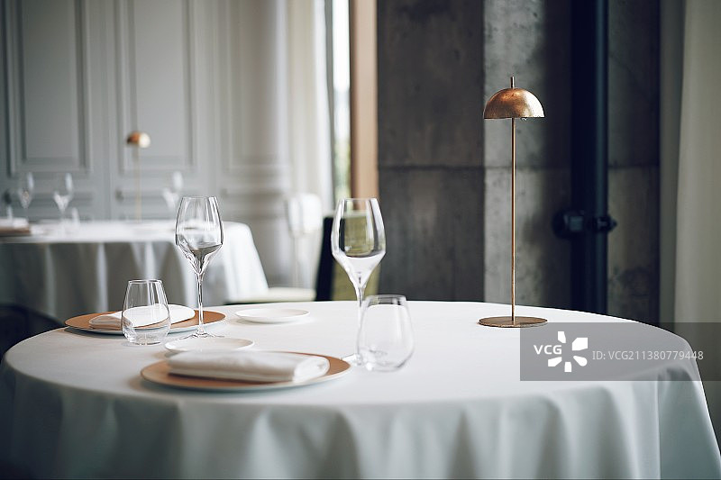 餐桌上的红酒杯图片素材