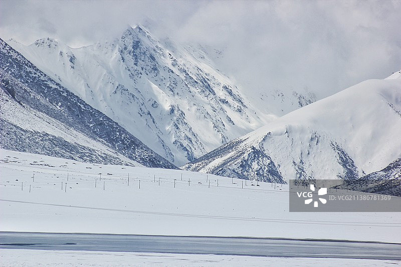 川藏线沿途的雪山图片素材