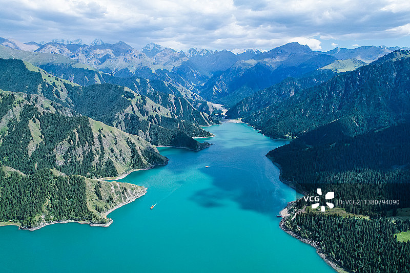 新疆天山天池夏季风光航拍图片素材