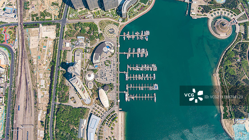 五一假期日照的海边图片素材