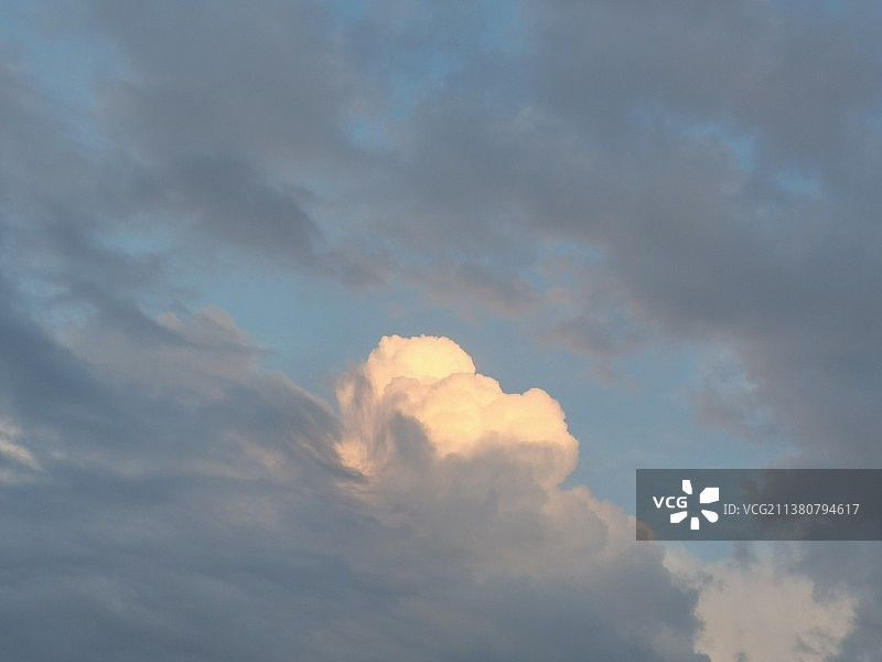 天空中云的低角度视图图片素材