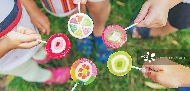 儿童手中的棒棒糖图片素材