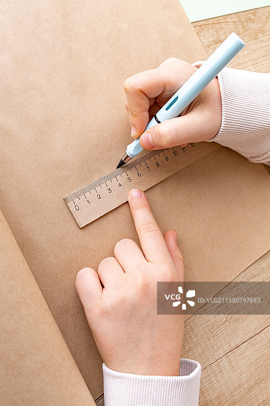 儿童用铅笔在工艺品上素描的特写图片素材