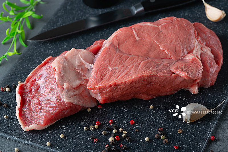 带有香料的新鲜生牛肉图片素材