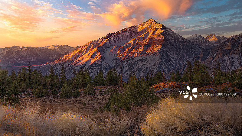 夕阳下的山脉美景，加利福尼亚州图片素材