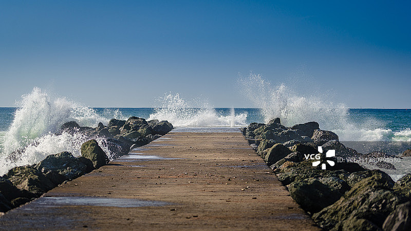 法国昂莱晴朗天空下的海景图片素材