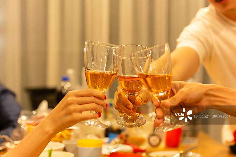 一群朋友在泰国晚宴上举杯庆祝图片素材