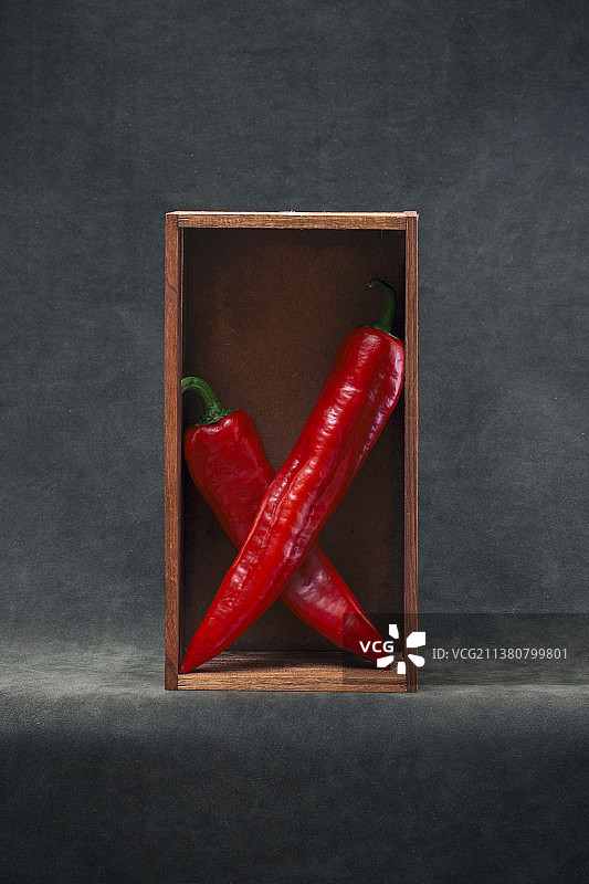 俯视镜头：桌上容器中的红色辣椒图片素材