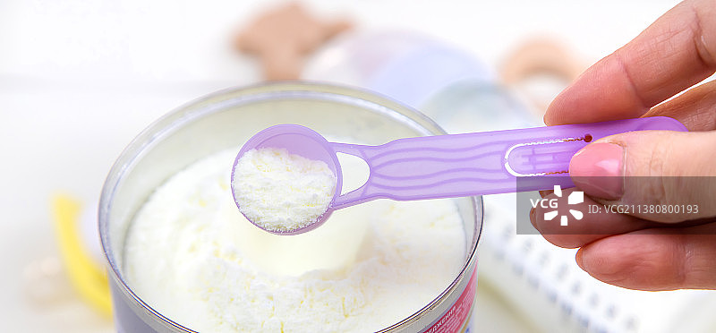 白色背景上的牛奶婴儿奶瓶图片素材