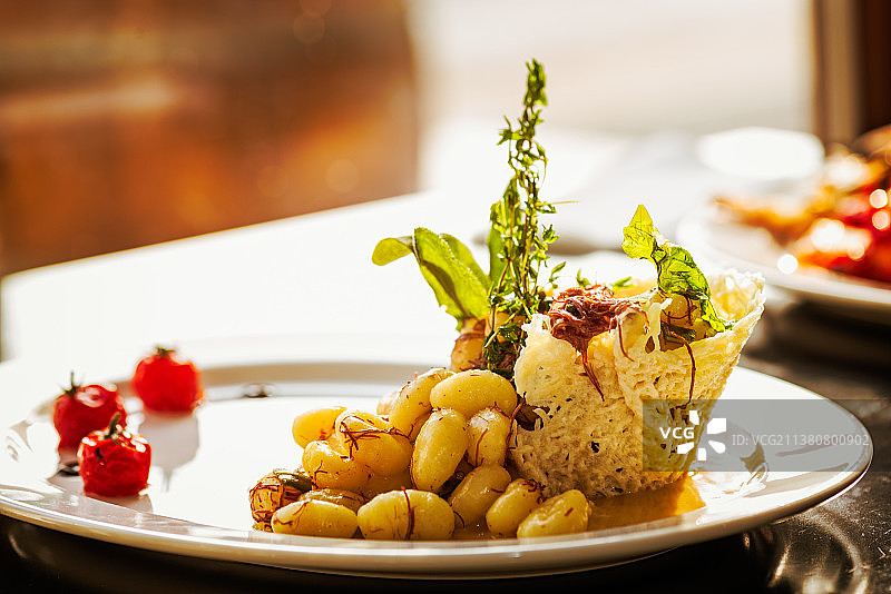 餐桌上盘子里食物的特写图片素材