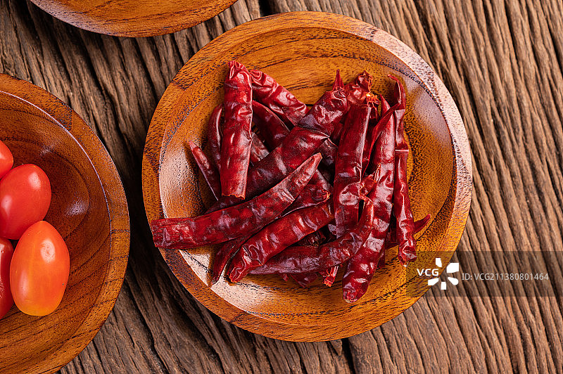 木地板上黑色碗里的干辣椒特写图片素材