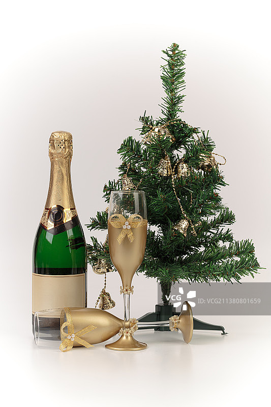 用于起泡酒和圣诞树的酒杯，摩尔多瓦图片素材