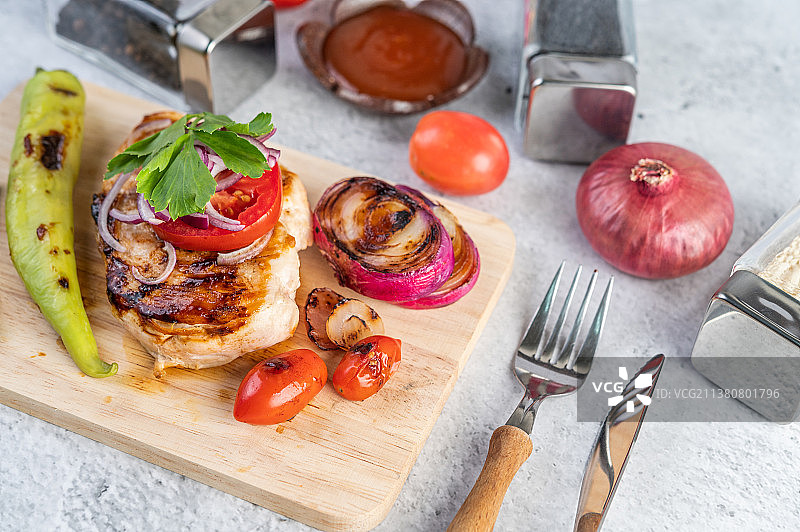 木制托盘上的鸡排图片素材