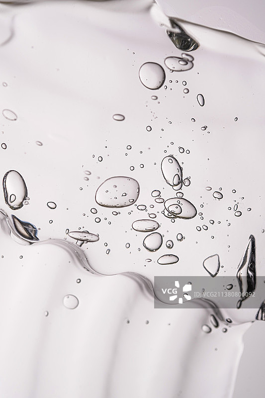 中性背景上的浓稠化妆品凝胶纹理图片素材