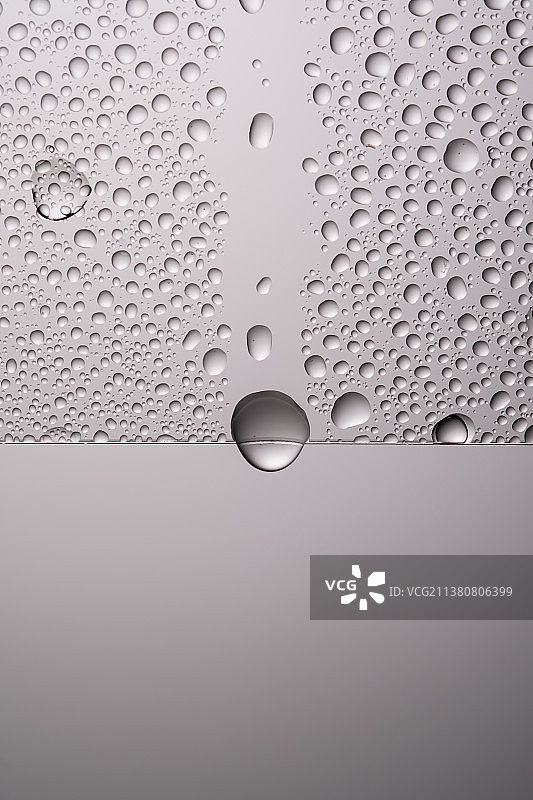 透明灰色背景上的水滴图片素材