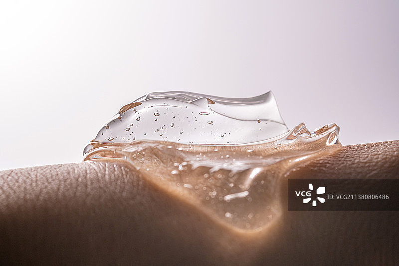 皮肤上的浓稠化妆品透明质酸凝胶纹理图片素材