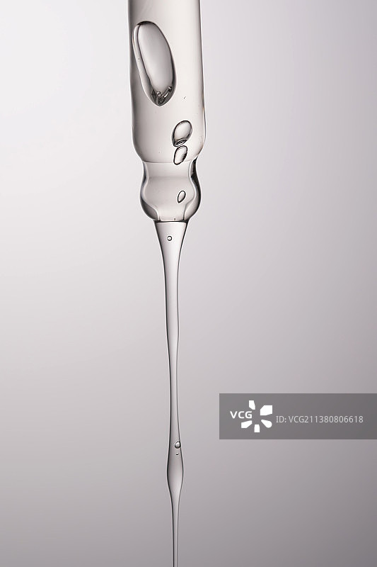 带精华液、凝胶、精油或其他化妆品的滴管图片素材