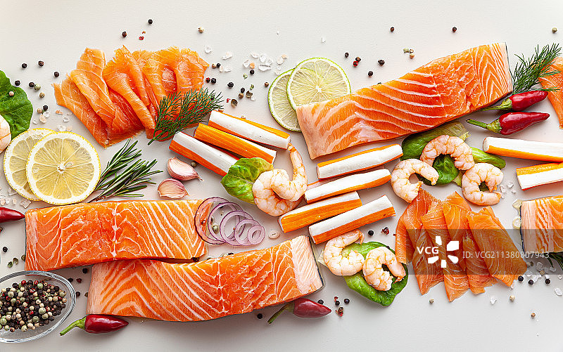 配有香料、蔬菜和橄榄油的新鲜海鲜图片素材