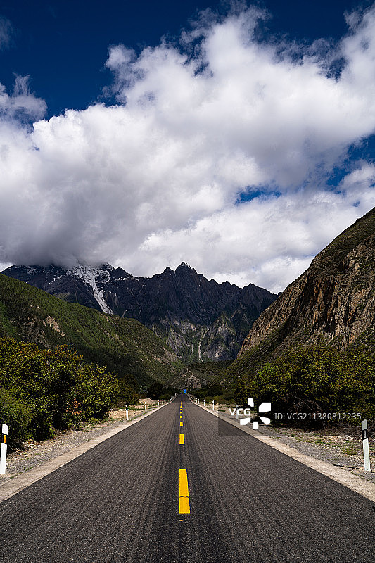 笔直的公路，318国道图片素材