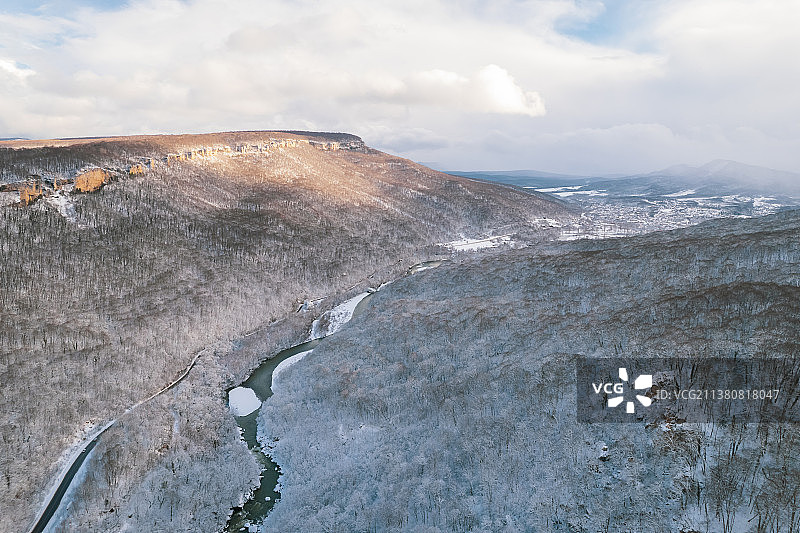 冬季拉戈-纳基高原山区蜿蜒道路航拍图片素材