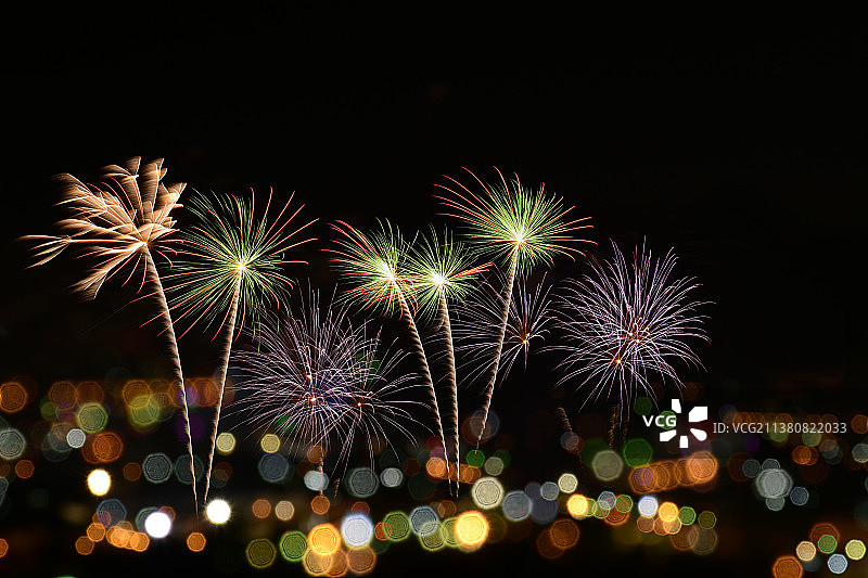 城市夜景中绚丽多彩的烟花庆典图片素材