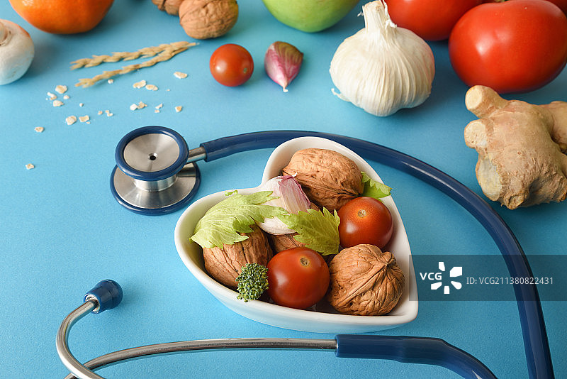 健康饮食，心脏碗和听诊器图片素材