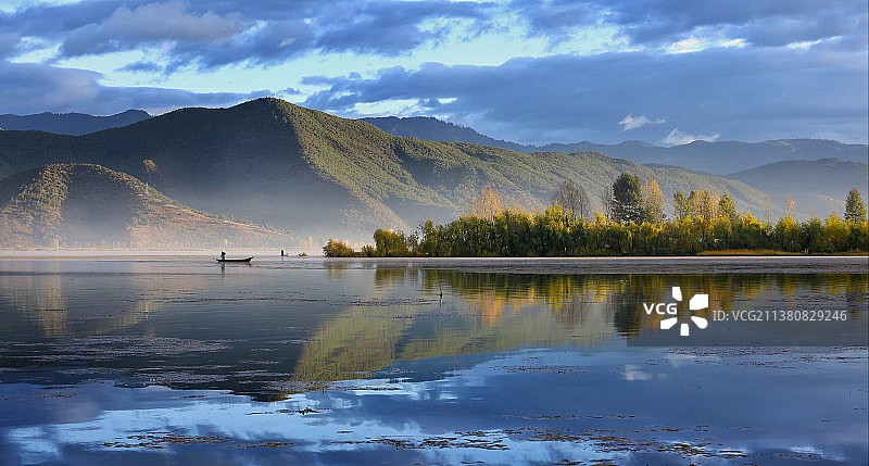 卢沟湖镜像图片素材