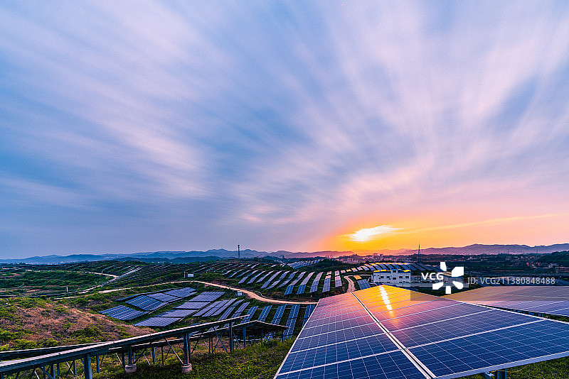 光伏发电日落风光图，太阳能电池板，太阳能发电站图片素材
