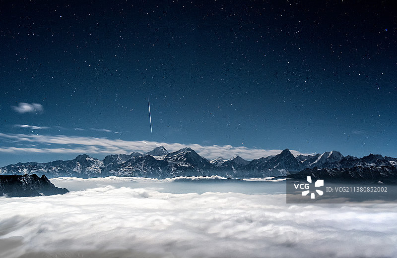 牛背山云海上的贡嘎雪山和流星图片素材