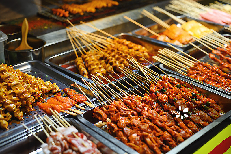 成都郫都夜市里的烧烤摊图片素材