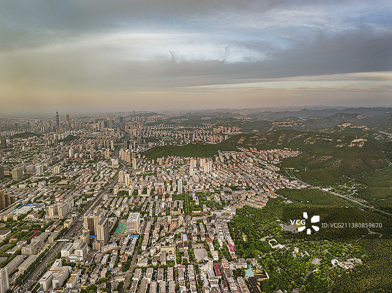 航拍济南千佛山街道晚霞图图片素材