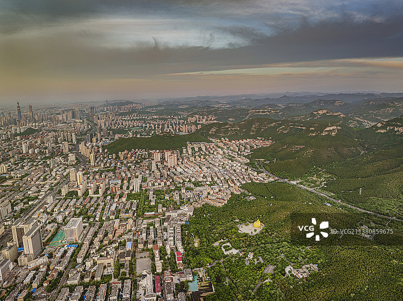 航拍济南千佛山街道晚霞图图片素材