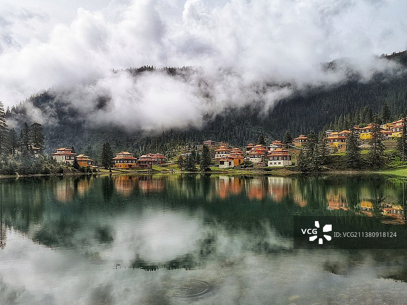 云雾中的措卡湖图片素材