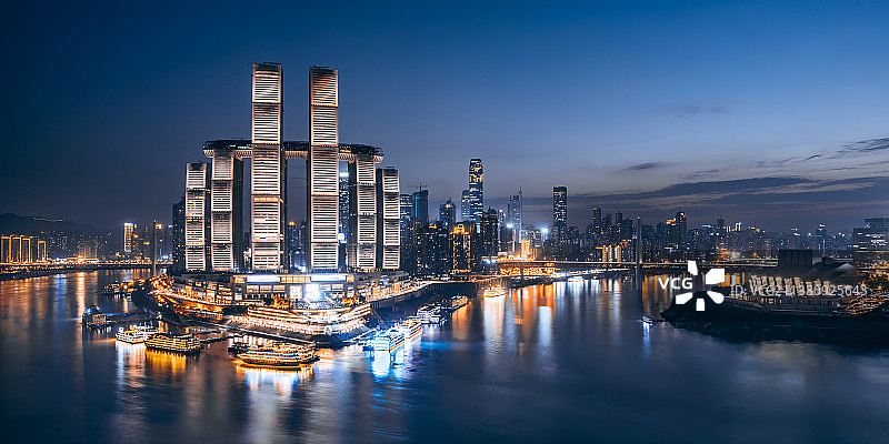 中国重庆朝天门沿岸高楼城市天际线夜景图片素材