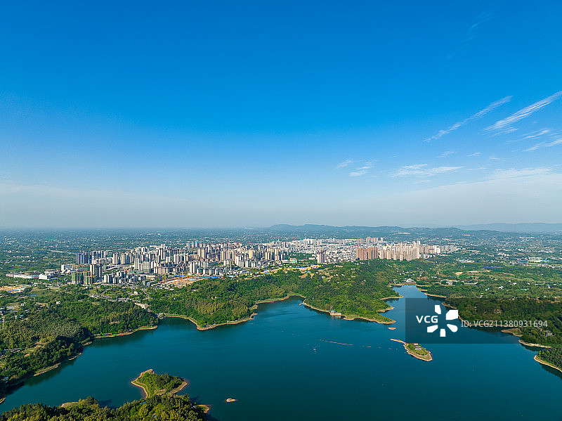 绿水青山蓝天白云下的古宇湖近景图片素材