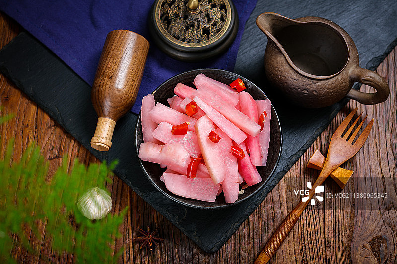 美味劲脆的腌萝卜条图片素材
