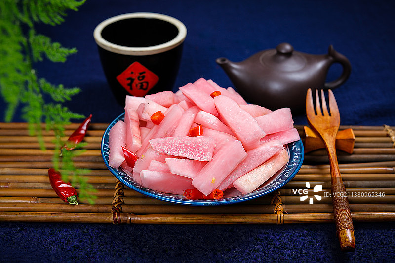 美味劲脆的腌萝卜条图片素材