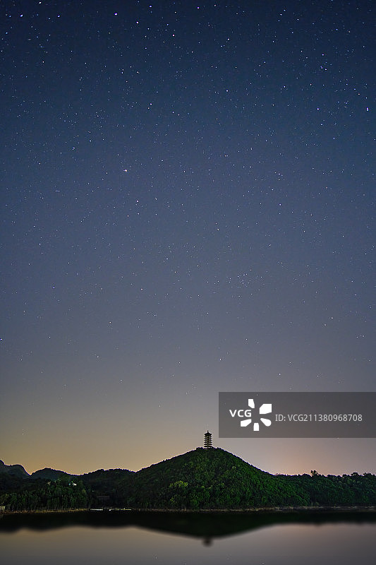 星空下的金海湖湖光塔图片素材