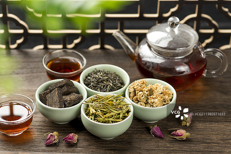 花茶绿茶菊花茶普洱茶玫瑰茄茶各种茶叶特写木桌面背景图片素材
