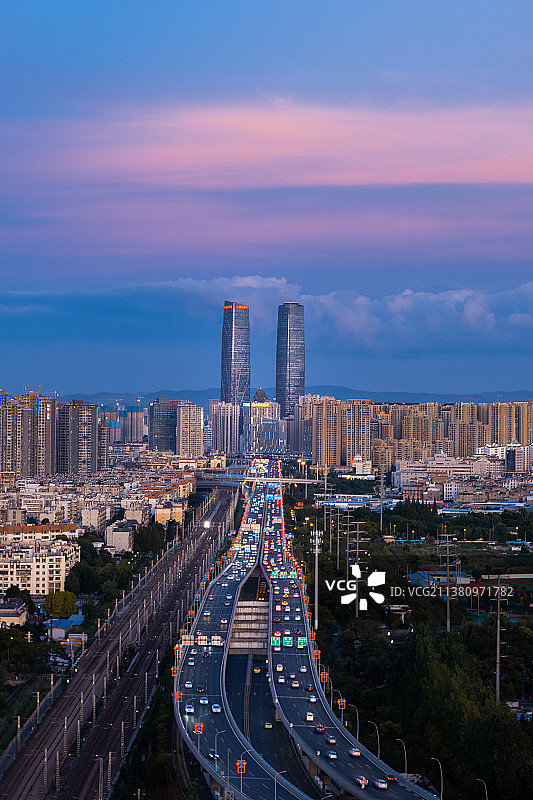 昆明双塔的晚霞图片素材