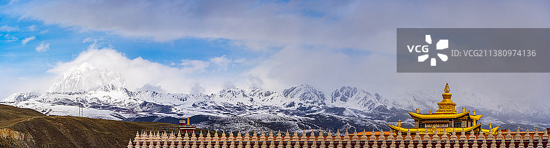 雅拉雪山下的寺庙图片素材